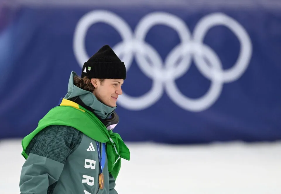 Lucas Pinheiro Braathen leva samba e moda para as pistas da Olímpiada de Inverno