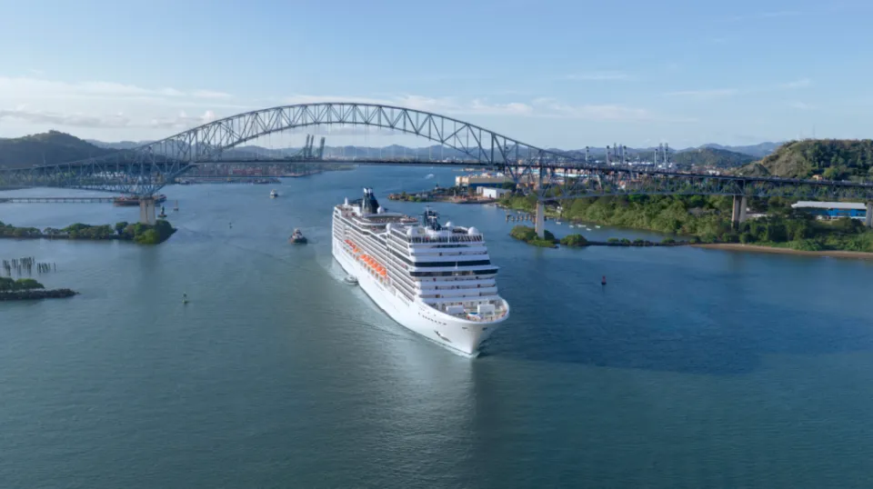 MSC Magnifica atravessa Canal do Panamá no MSC World Cruise 2026