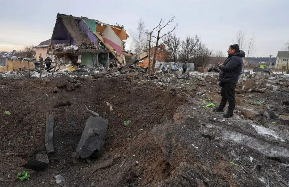 Mísseis e drones russos atingem subúrbios de Kiev e matam 1 pessoa