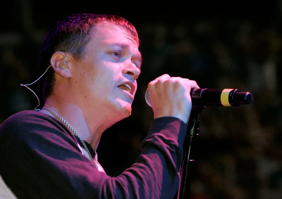 Morre Brad Arnold, vocalista da banda de rock 3 Doors Down, aos 47 anos