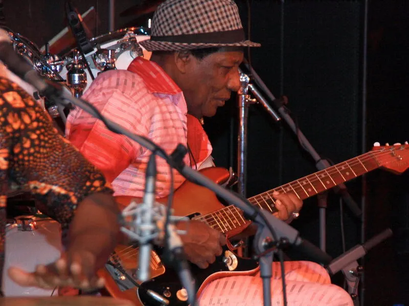 Morre Ebo Taylor, pioneiro do highlife, estilo que eletrificou a música africana