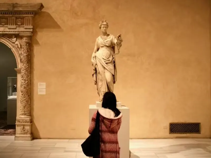 Museus da Itália adotam visitas táteis e ampliam acesso à arte para pessoas cegas