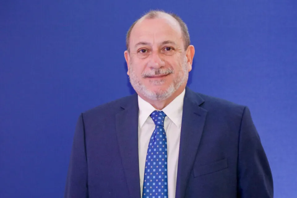 “Parar de pedalar é cair”