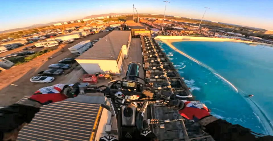 Piloto temerrio maluco estabelece recorde mundial de salto de motocross