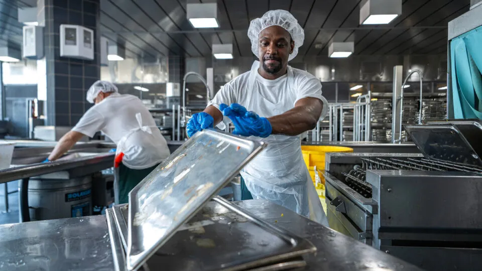 Por dentro da cozinha da priso de Rikers Island