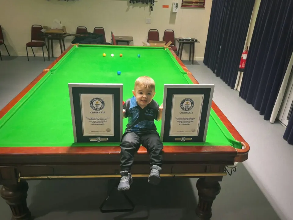 Prodgio de dois anos estabelece recorde como a pessoa mais jovem a realizar tacadas de efeito na mesa de bilhar