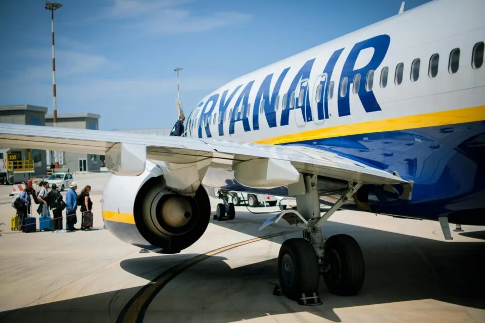 Ryanair corta rotas na Europa e reduz 3 milhões de assentos; confira destinos
