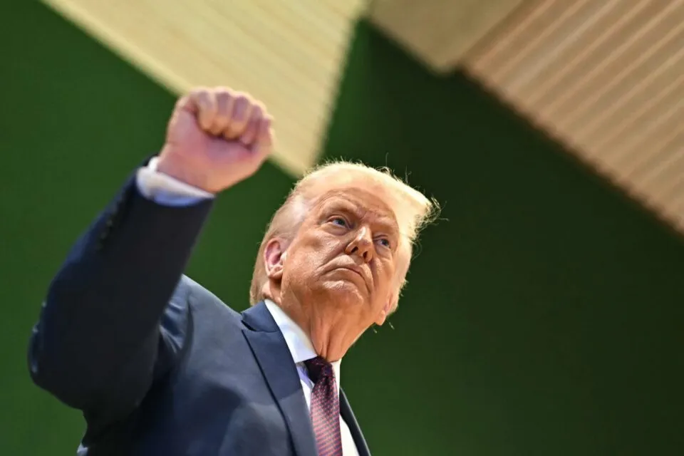 Trump formaliza tarifas secundárias sobre países com relações comerciais com Irã