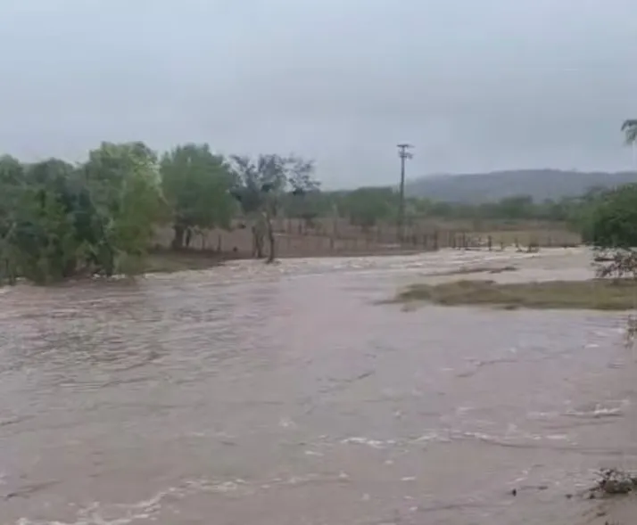 Veículo é arrastado por chuvas em Simão Dias; 2 vítimas são encontradas mortas