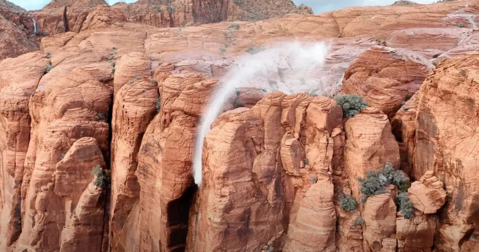 Veja esta cachoeira fluindo ao contrrio em uma captura rara