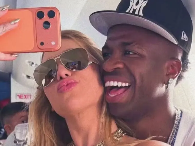 Virginia Fonseca recebe presente de Vini Jr. antes de desfile pelo Grande Rio