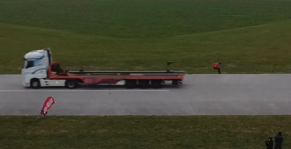 possvel lanar algum a 80 km/h da traseira de um caminho a 80 km/h para anular a velocidade?