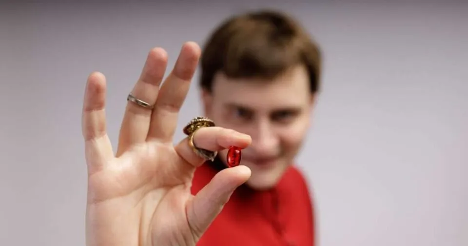 7 sinais para reconhecer um red pill nas redes e nos relacionamentos