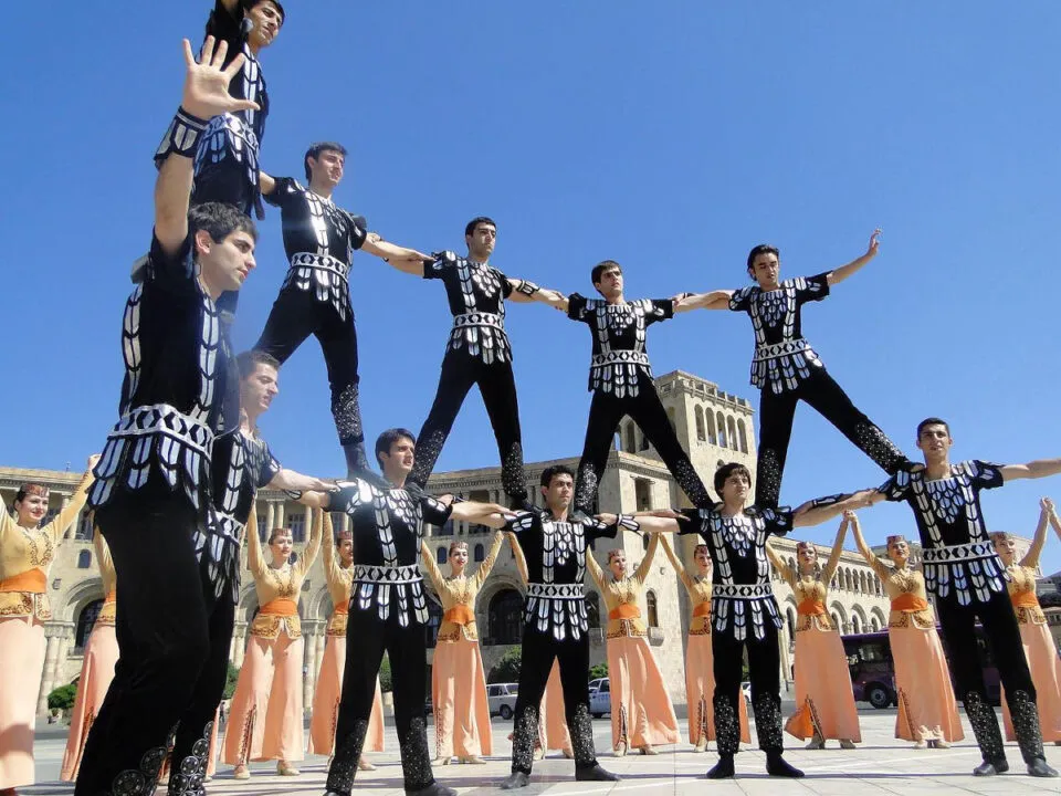 A Dana Marcial Armnia incorpora unidade, fora e defesa coletiva