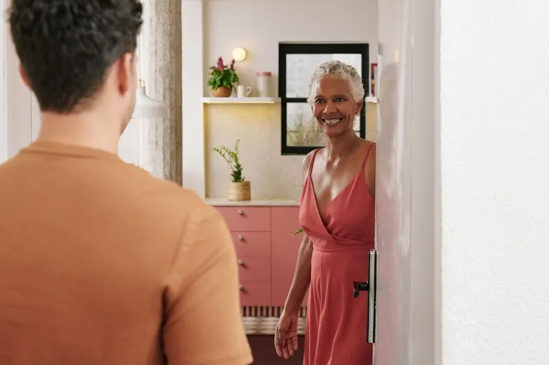 Anfitriões com mais de 60 anos ganham destaque no Airbnb e elevam padrão de hospitalidade