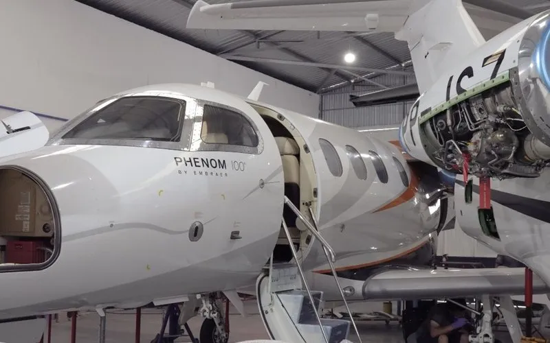 Ao menos cinco aviões passam por manutenção no Bacacheri por dia