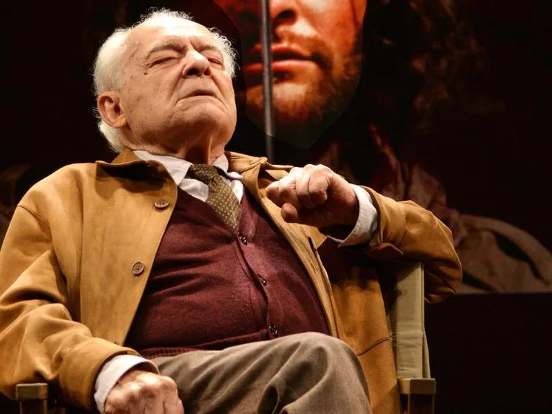 Aos 92 anos, Othon Bastos volta ao Recife com peça e fala sobre vitalidade: “O importante é viver”