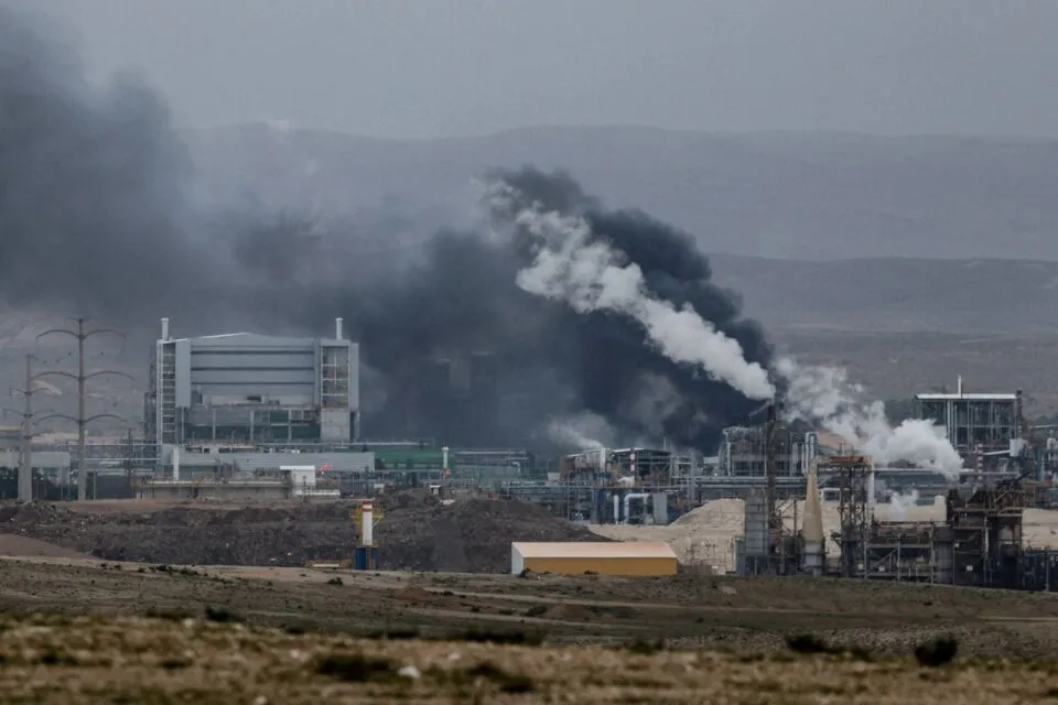 Ataque de míssil do Irã atinge indústria química no sul de Israel e causa incêndio