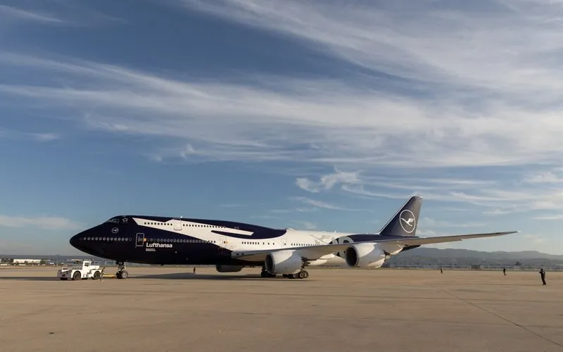 Boeing 747 recebe pintura do centenário da Lufthansa