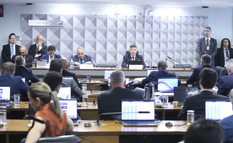 CPMI do INSS aprova convocação de cunhado, ex de Vorcaro e diretores do Master