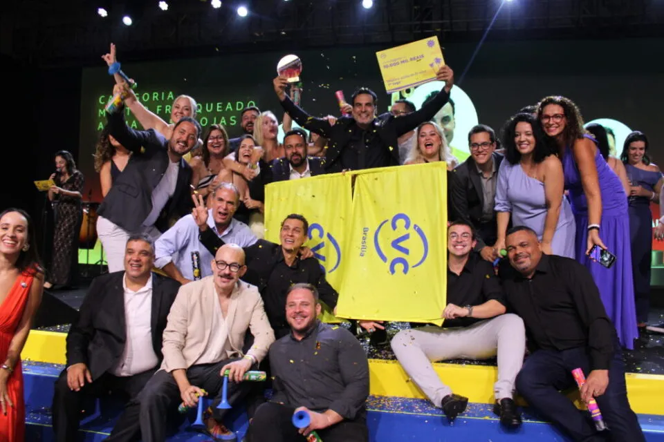 CVC premia destaques de vendas e franqueados durante noite de reconhecimento na convenção