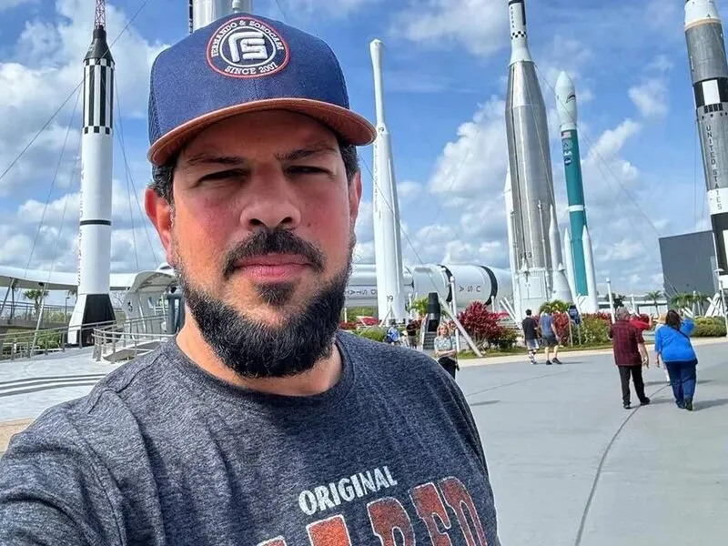 Cantor sertanejo Sorocaba conta que escapou por pouco do bombardeio no aeroporto de Dubai