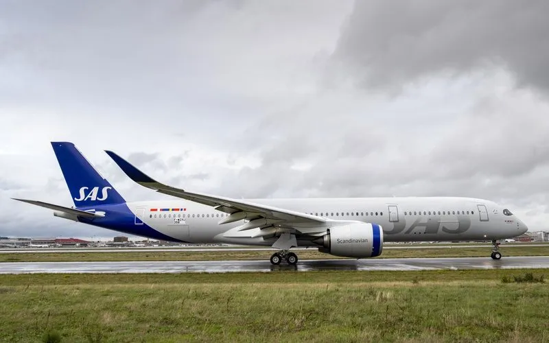 Centenas de voos são cancelados após preço do petróleo disparar