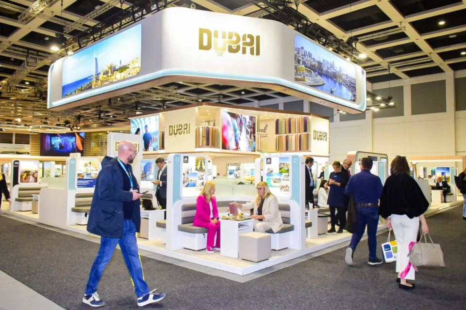 Conflito no Oriente Médio interrompe operações aéreas e esvazia estandes na maior feira de turismo do mundo