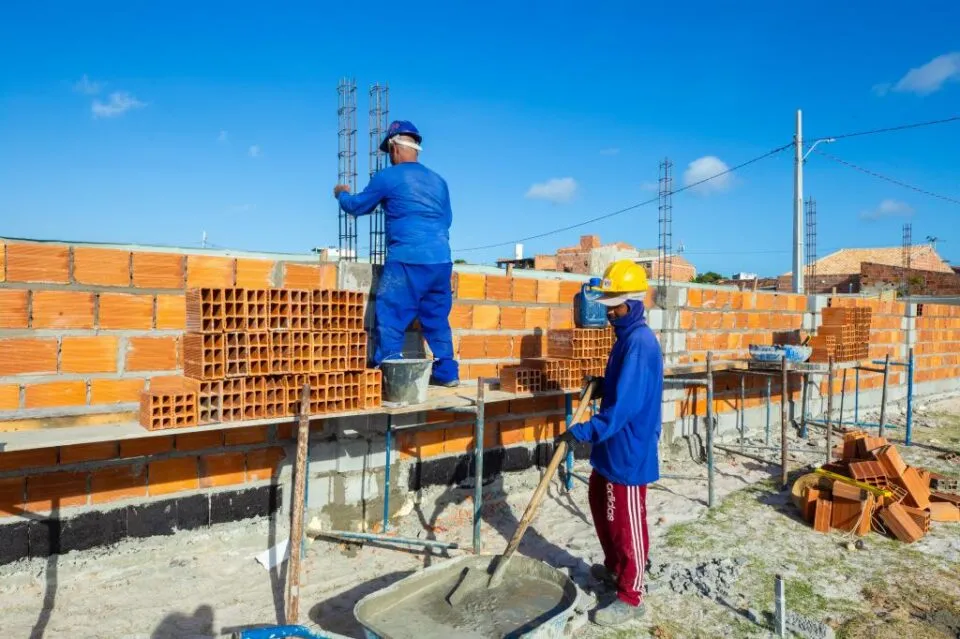Construção civil gera 351 empregos formais em Aracaju e registra melhoria nos resultados
