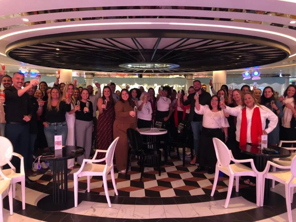 Costa Cruzeiros celebra início do famtour pelo Mediterrâneo com brinde a bordo do Costa Toscana