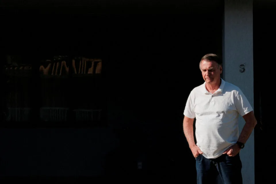 Defesa de Bolsonaro pede troca de data para a visita de assessor de Trump à Papudinha