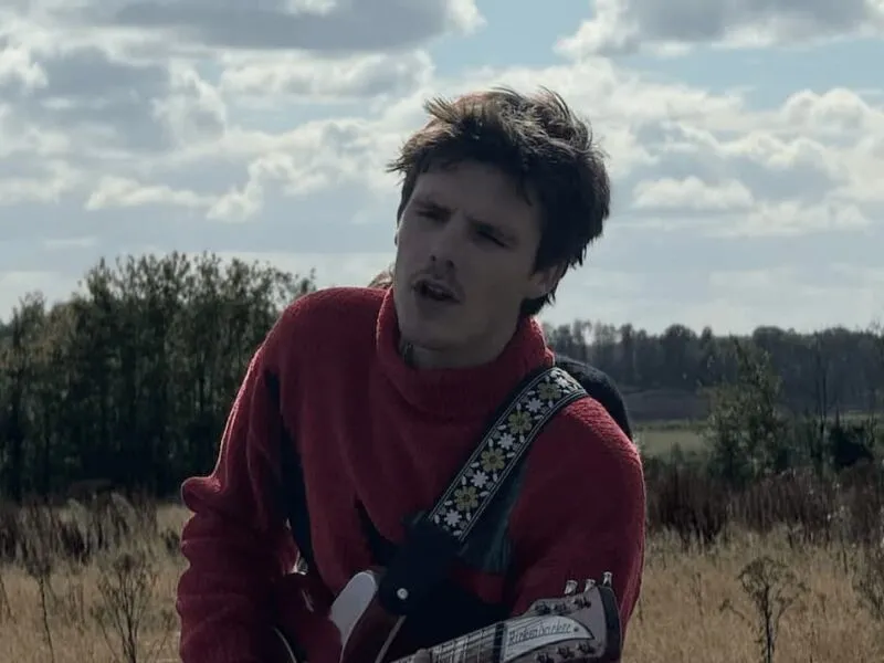 Em meio a briga familiar Cruz Beckham deseja feliz aniversário ao irmão, Brooklyn