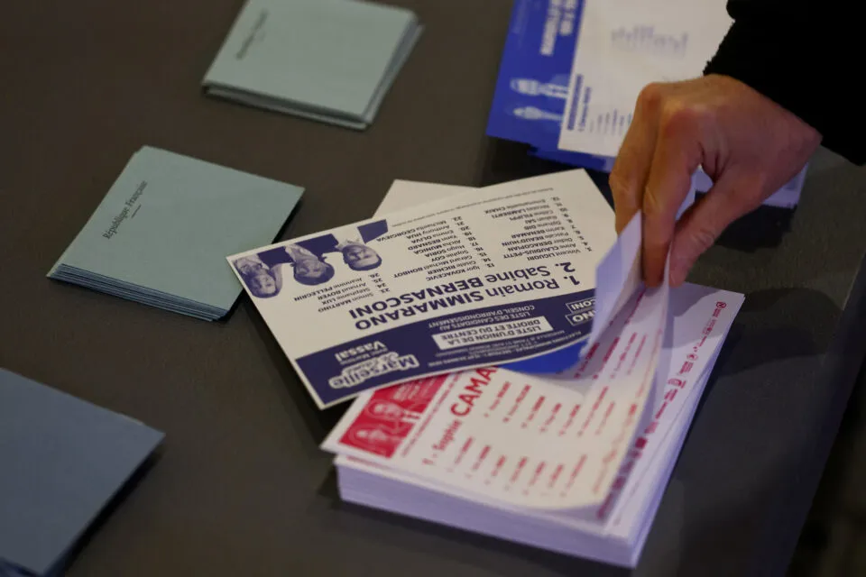 Esquerda e direita tradicionais dominam eleições municipais na França