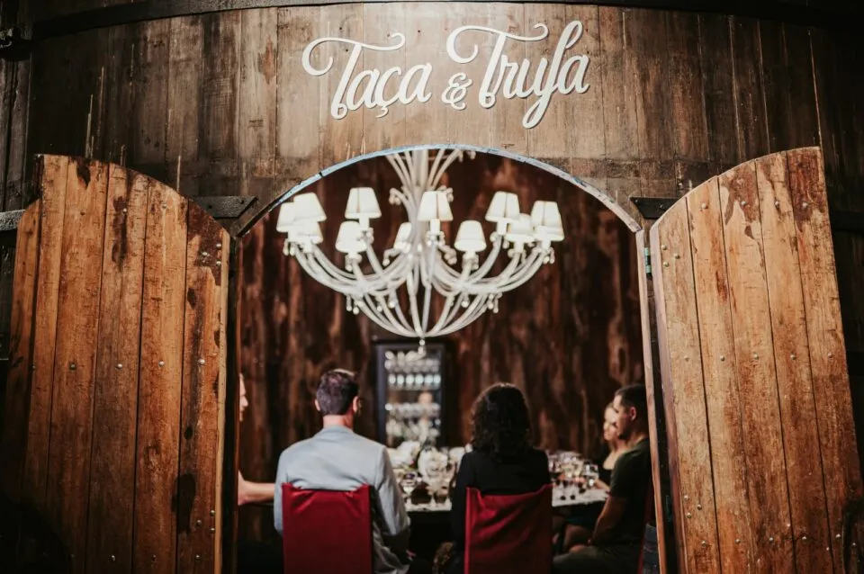 Experiência “Taça & Trufa” une vinho e chocolate na Serra Gaúcha