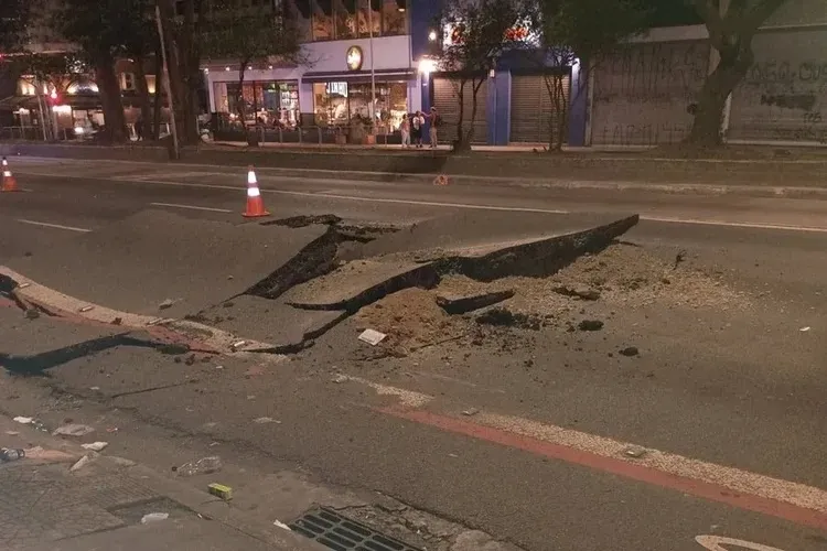Explosão abre cratera na Consolação e interdita faixas perto da Paulista
