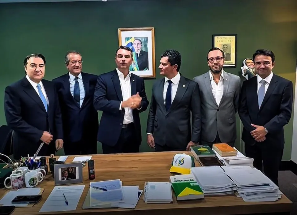 Flávio Bolsonaro lança Moro ao governo do PR e reforça palanque estadual