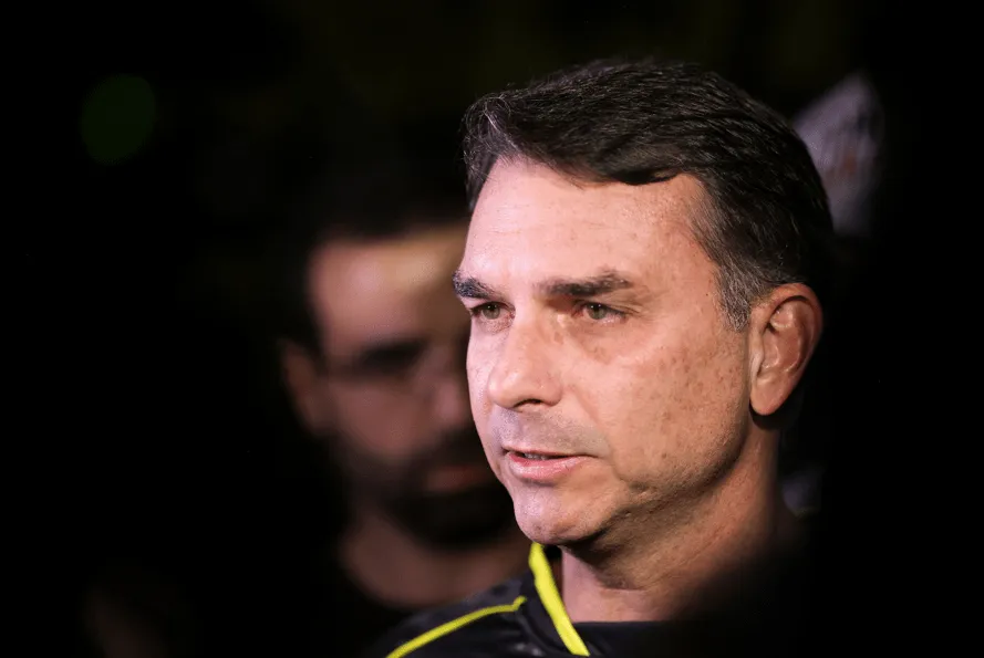 Flávio Bolsonaro passa por duas cirurgias em Brasília