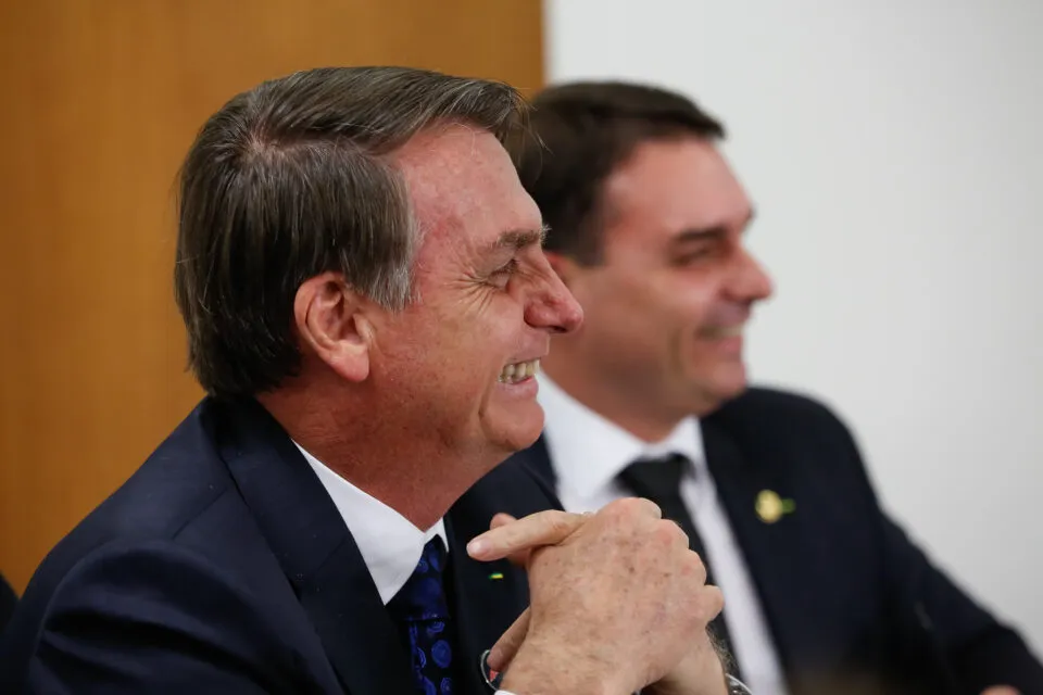 Flávio diz que Bolsonaro, atualmente preso, subirá rampa do Planalto em 2027