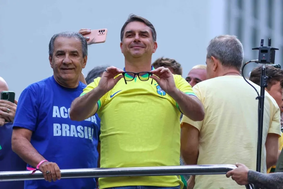 Flávio faz as pazes com Malafaia e tenta costurar apoio à pré-campanha