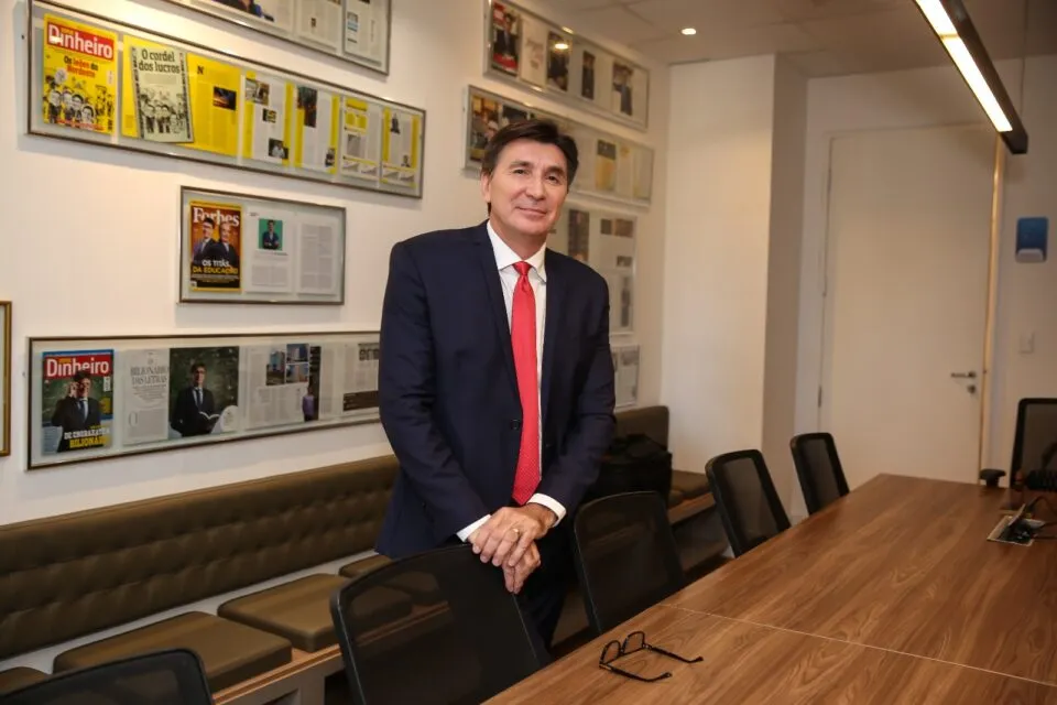 Holding estreia com plano de padronizar e escalar mercado de mentoria no Brasil