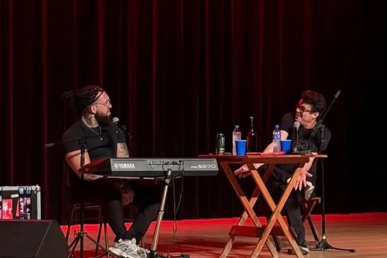 Humoristas Emerson Ceará e Ramon Coxinha trazem os mais loucos e caóticos causos de bar em seu novo espetáculo.