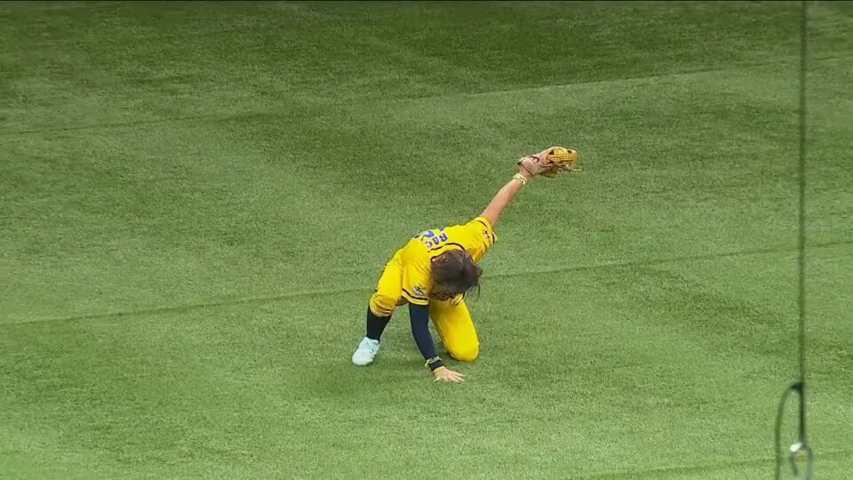 Jogador de beisebol faz defesa espetacular emulando super-heri