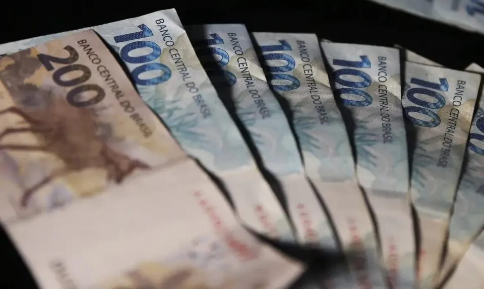 Juros futuros fecham em queda com recuo do dólar e fala de Trump sobre fim da guerra