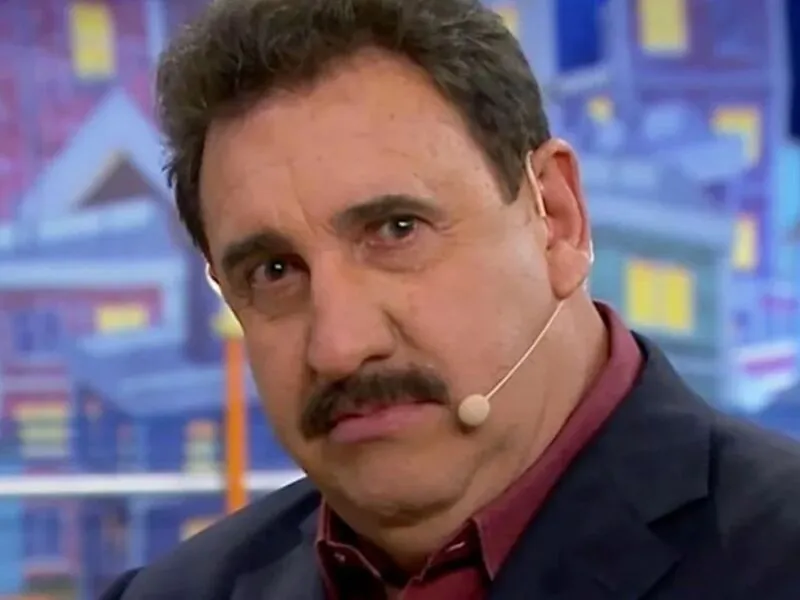 Justiça manda Ratinho se retratar ou provar que Chico Buarque usa recursos da Lei Rouanet