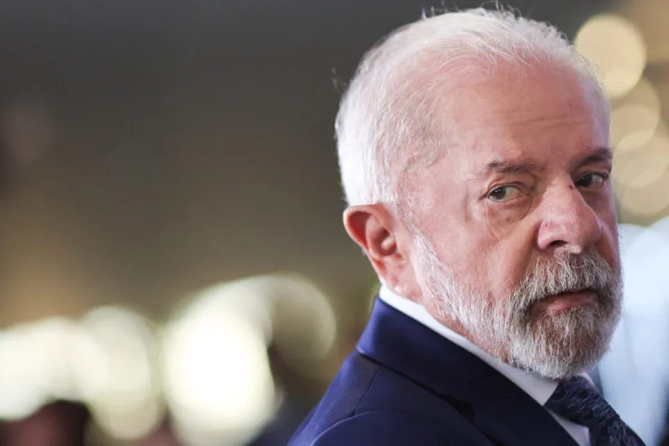 Lula lidera rejeição, seguido de perto por Flávio Bolsonaro