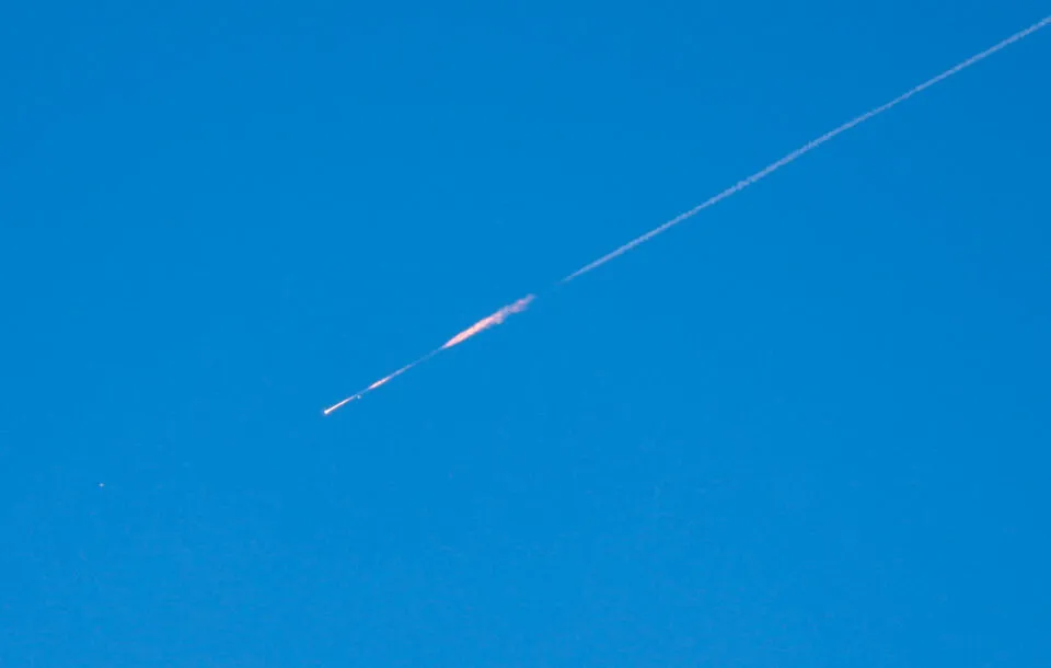 Militares do Irã rejeitam fala de Trump sobre negociação; Israel e Irã lançam ataques