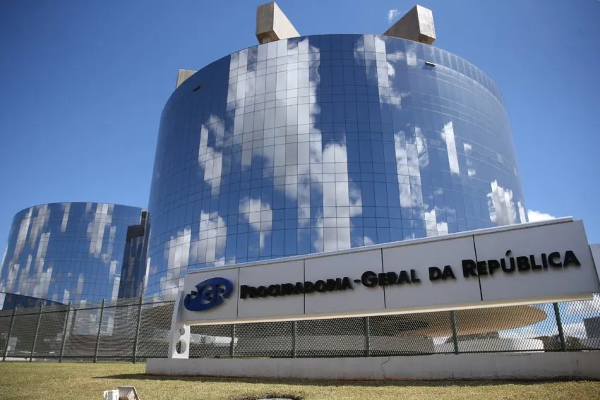 Moraes pede parecer da PGR sobre prisão domiciliar para Bolsonaro