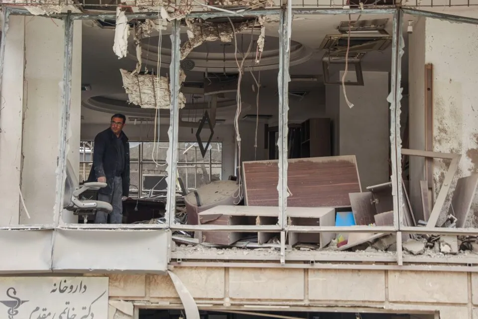 Mortos em ataques de EUA e Israel no Irã sobem para 555, diz organização