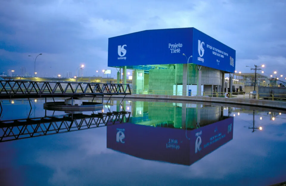 No STF, Zanin vota para manter privatização da Sabesp; Fux suspende julgamento