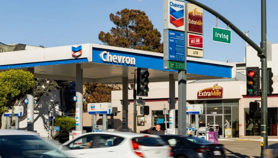 Para norte-americanos, gasolina continuará subindo após ataques ao Irã, diz pesquisa
